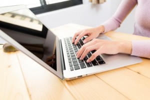 Woman using laptop: MaxAutoPro Auto Advice Blog