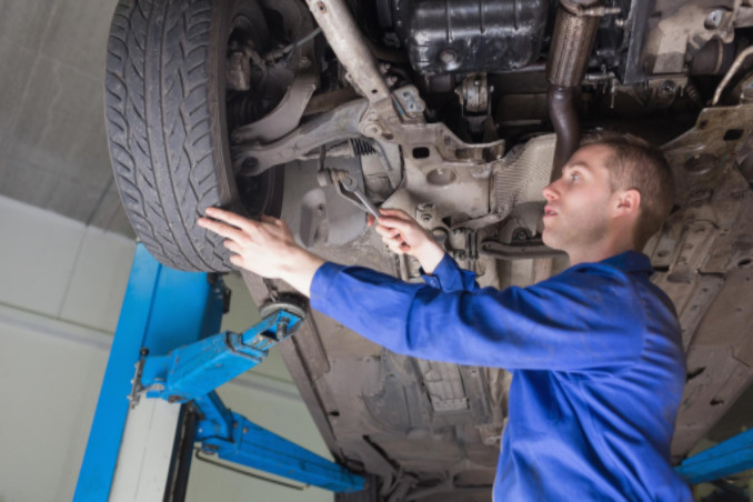 mechanic fixing car: MaxAutoPro Auto Advice blog